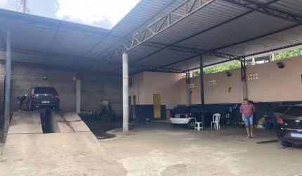 Excelente ponto comercial de esquina à venda!
