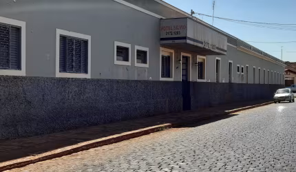 Prédio Comercial para Hotel, mas com ajustes pode ser usado para outras.