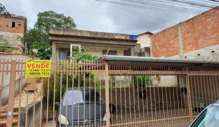 Casa linear de 119 m², com 3 quartos, bom estado de conservação, piso em cerâmica, única em terreno plano de 300 m²