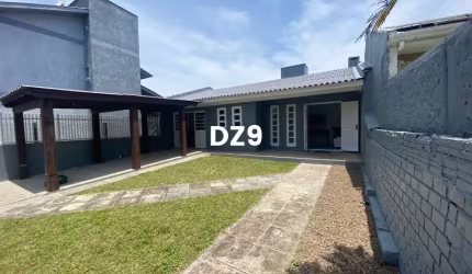 LINDA CASA COM AMPLO PÁTIO NO BAIRRO ARCO ÍRIS!