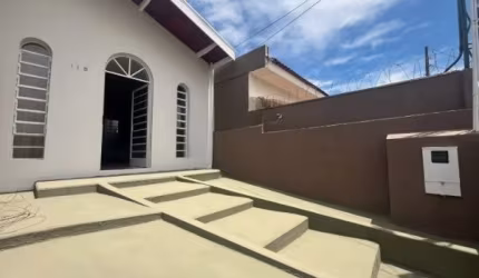 Residência localizada na região central bairro Santa Olivia