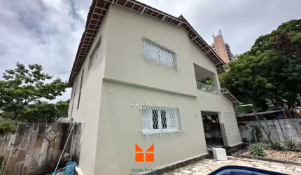 Linda casa Duplex com Jardim e Piscina na Tamarineira!