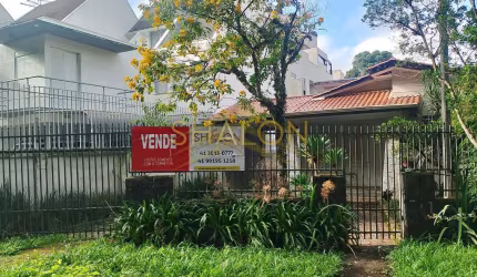 <p>Terreno ZR3 com 410M2 com uma casa averbada no Cristo Rei</p>