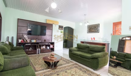 <p>casa em Paraguá com piscina, 4 dormitórios, 1 suíte Máster com hidro </p>