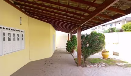Casa com 3 quartos à venda na Avenida Santos Dumont, 1, Estrada do Coco, Lauro de Freitas por R$ 895.000