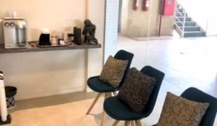 Sala comercial com 3 salas para alugar na Rua Priscila B Dutra, Vilas do Atlantico, Lauro de Freitas por R$ 3.000