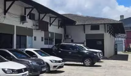 Barracão / Galpão / Depósito para alugar na Rua Antônio Fagundes Pereira, 5, Buraquinho, Lauro de Freitas por R$ 3.000