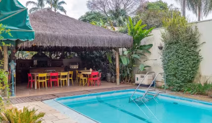 Casa à venda na Avenida Antônio Batuira, Alto de Pinheiros, São Paulo - SP