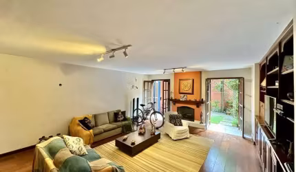 Casa à venda na Rua Rafael Clark, Jardim Jussara, São Paulo - SP