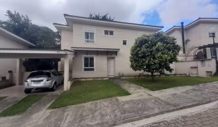Casa à venda na Rua Adozinda Lopes, Jardim da Glória, Cotia - SP