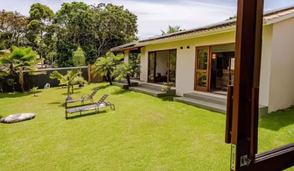 Casa privativa no Corais do Arraial/ Arraial d’Ajuda, disponível para locação anual.