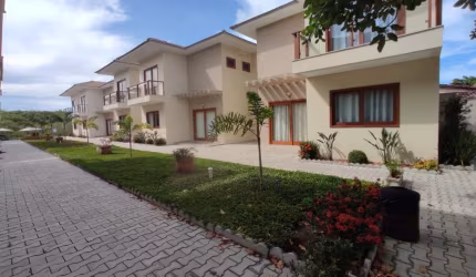 CASA DE 3 QUARTOS EM CONDOMÍNIO À VENDA  Condomínio localizado em área nobre na estrada da balsa a 400m do mar.