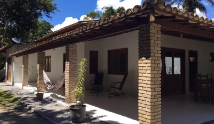 Casa independente com 3 suítes para locação anual próxima ao centro de Arraial d’Ajuda