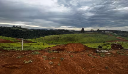 TERRENO COM ÁREA DE LAZER E NATUREZA