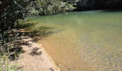 Vende-se terreno no Condomínio Águas de Ouro