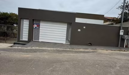 Casa reformada,03 dormitórios sendo 01 suíte, 02 garagem por R$480.000,00
