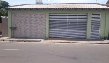 Casa ampla com ótima localização,02 quartos/suíte, garagem 02 veículos