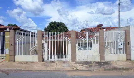 Casa 4 quartos sendo 1 suite com excelente localizacao no bairro Verdao