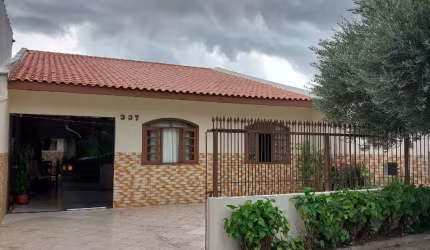 Linda casa no bairro Uberaba em Curitiba,  agende uma visita e venha se encantar com este imóvel.