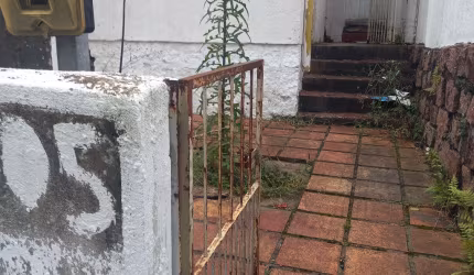 Casa alvenaria  MISTA ANTIGA ESCRITURADA,tem 69 m2 com 2 quartos , cozinha, sala, amplo pátio e garagem , escriturada.