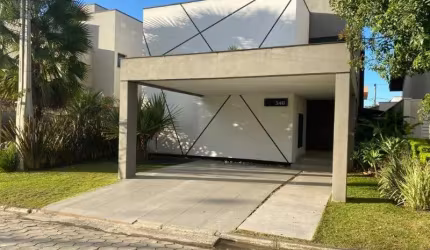 Sobrado localizado no condomínio Veredas em Mogi das Cruzes, com 3 suítes, salas, cozinha, área gourmet com churrasqueira e piscina.
