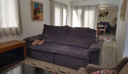 Casa à venda toda mobiliada, localizada no condomínio Aruã em Mogi das Cruzes.