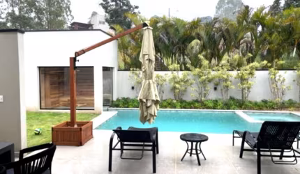 Casa térrea à  Venda localizada no condomínio Mosaico Essence, Mogi das Cruzes. Com 4 suítes, salas, área gourmet com piscina e churrasqueira, garagem