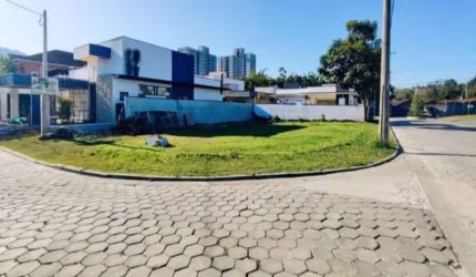 Terreno à venda localizado no Residencial Veredas em Mogi das Cruzes, totalmente plano com 358 metros.