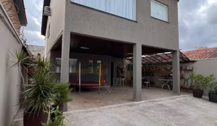 Imperdível oportunidade de adquirir casa de alto padrão na Vila Suissa, Mogi das Cruzes-SP: 3 quartos, 2 suítes, 3 salas, 4 banheiros, 4 vagas de garagem e 180,00 m² de área.