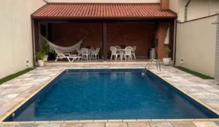 Sobrado à venda muito bem localizado em área comercial da Vila Oliveira em Mogi das Cruzes, são 3 suítes, salas, cozinha, churrasqueira e piscina. pis