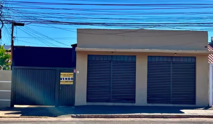Oportunidade Única! Salão Comercial + Duas Casas de 3 Quartos em Localização Estratégica