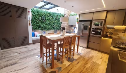 Casa Sobrado com 3 suítes e 160m² na Saúde, São Paulo.