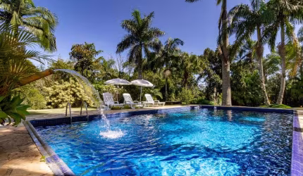 Casa de luxo em condomínio no Haras Bela Vista com 2 suítes e lazer completo