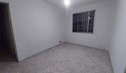 ALUGA-SE APARTAMENTO DE 2 QUARTOS, NA PRAÇA SECA, RUA PINTO TELES, EM PRÉDIO ISENTO DE IPTU. R$ 900,00.