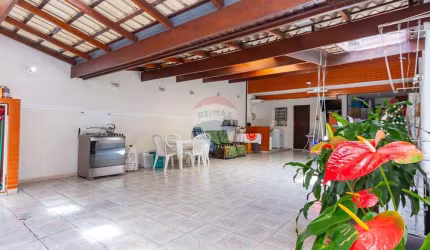 Sobrado com 4 quartos e quintal no Xaxim