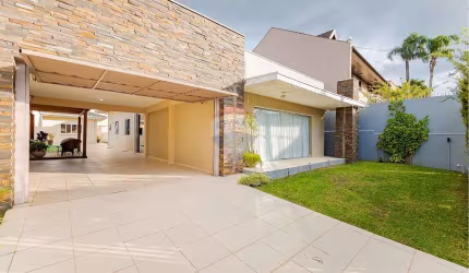 Casa térrea com 200m², 4 quartos, poucos minutos do centro de Curitiba