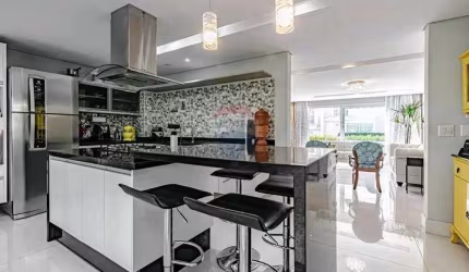 'Casa dos Sonhos em Curitiba: Luxo e Segurança'