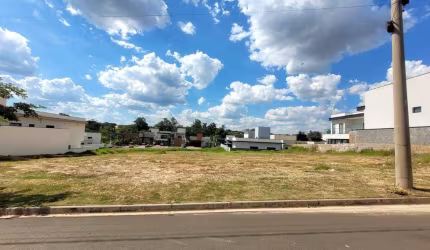 Terreno à Venda no Condomínio Portal dos Bandeirantes - 471m²