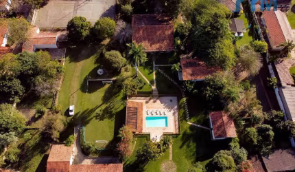 Chácara com 3 casas e mais de 8 mil metros de terreno.