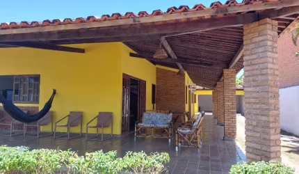 Bela casa em Barra de São Miguel com três quartos sendo 01 suíte e amplo jardim, venha conhecer!!!!