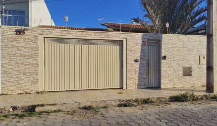 Magnifica casa a 3 minutinhos do centro, com 3 dormitórios, área de terreno vaga,  à venda, 140 m² por R$ 550.000 - Jardim Olímpico - Pouso Alegre/MG