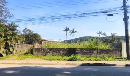 Terreno de 525m² há 550 metros da praia.