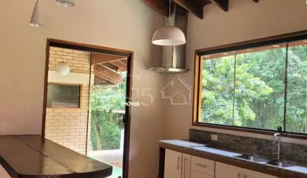 Linda Casa em Condomínio à Venda em Localização Privilegiada: 3 Quartos, 2 Suítes, 3 Salas, 5 Banheiros, 4 Vagas - 450m².