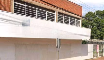 Imóvel Comercial Localizado em Av de grande movimento com 925m² de área construída e 400m² de terreno ao lado para estacionamento.