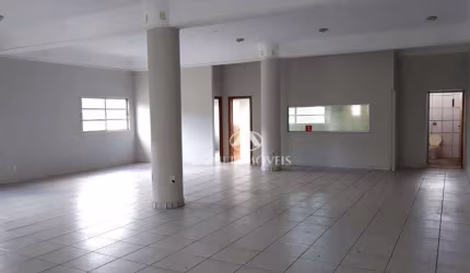 Salão Comercial em Av de movimento com 210m² de área útil. Excelente Oportunidade.