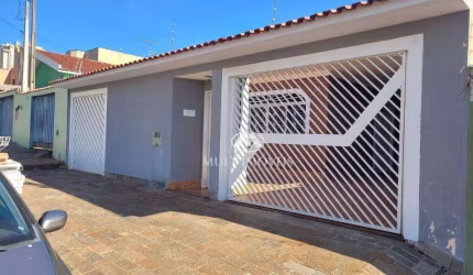 Casa Térrea em ótima localização no Bairro Jd. Irajá com terreno de 315m² e 192m² de área útil.