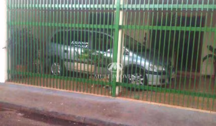 Casa localizada no Bairro Campos Elísios,  3 dormitórios, sendo  1 suíte.