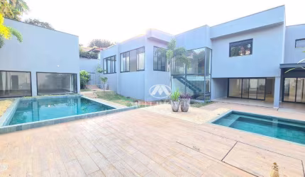 Casa de Alto Padrão em excelente localização em Condomínio fechado com 1416,58m² de terreno e 772,91m² de área útil.