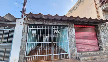 Casa Térrea localizada no Bairro Ipiranga com terreno de 280m² e 200m² de construção.