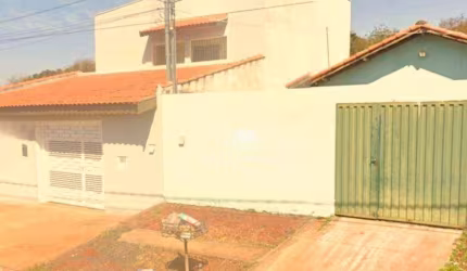 Casa térrea localizada no Bairro Jd. Paiva com terreno de 185m² e 60m² de construção.